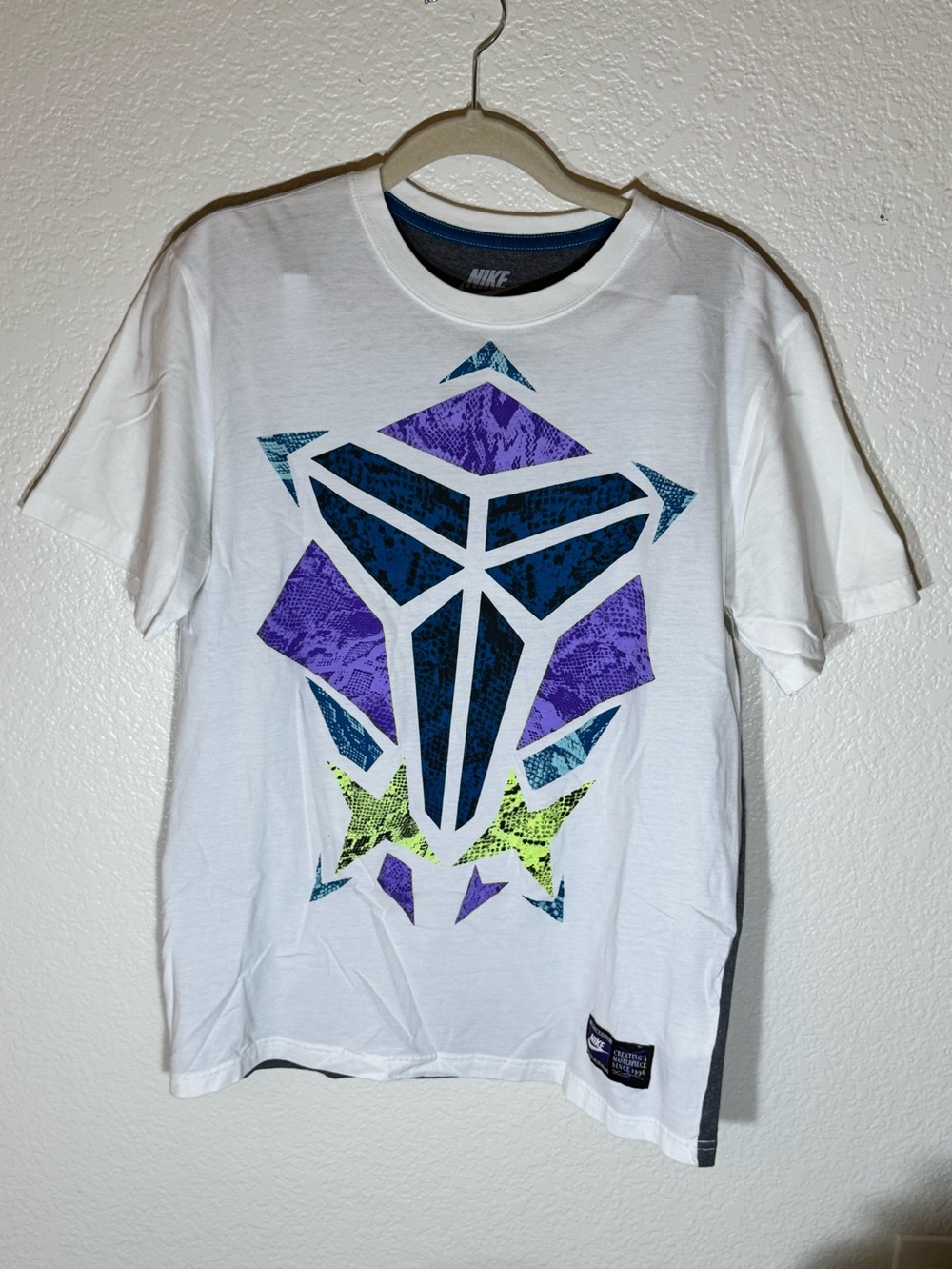 Nike Kobe Bryant Masterpiece Graphic T Shirt White Snakeskin Sheath Men’s Medium